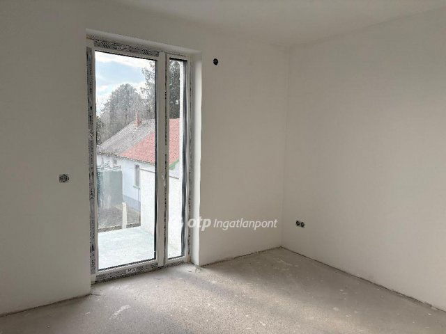 Eladó téglalakás, Balatonakarattyán 131.9 M Ft, 4 szobás