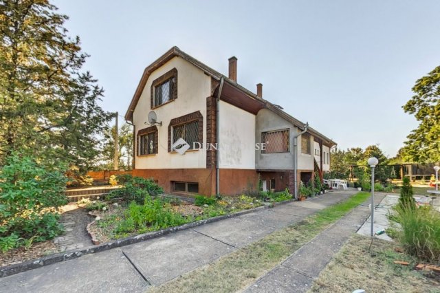 Eladó családi ház, Lakitelken 74.99 M Ft, 9 szobás