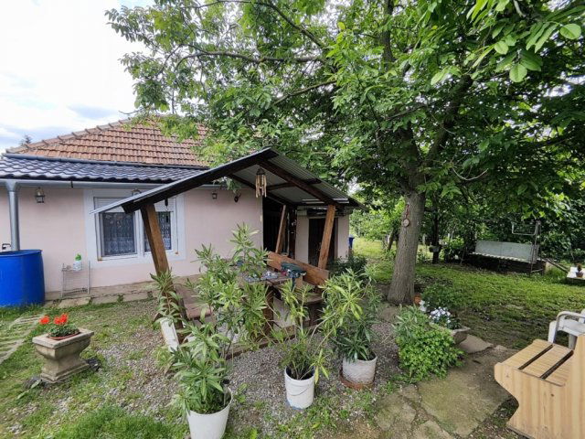 Eladó családi ház, Pécsett 24.9 M Ft, 2 szobás