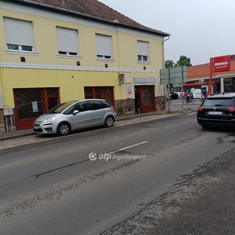 Eladó üzlethelyiség, Jászárokszálláson 58.5 M Ft, 1 szobás