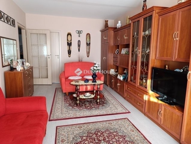 Eladó panellakás, Pécsett 63.5 M Ft, 3 szobás