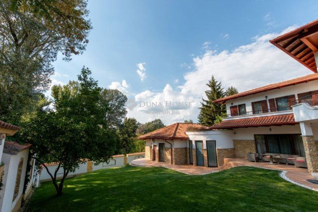Eladó családi ház, Gödön 798 M Ft, 8+1 szobás