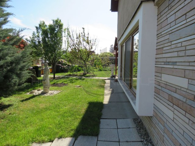 Eladó családi ház, Győrött 175 M Ft, 6 szobás