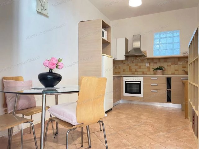 Eladó téglalakás, Budapesten, VI. kerületben, Eötvös utcában