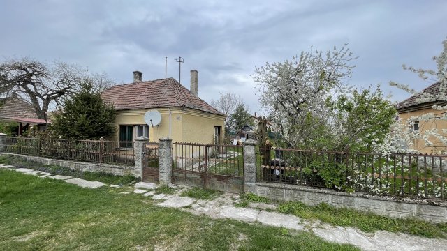 Eladó családi ház, Győrzámolyon 35 M Ft, 2 szobás