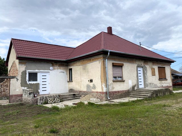Eladó családi ház, Dánszentmiklóson 26.9 M Ft, 2+1 szobás