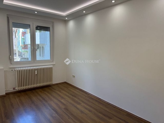 Kiadó panellakás, albérlet, Debrecenben 200 E Ft / hó, 3 szobás