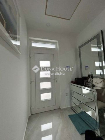 Eladó családi ház, Vecsésen 150 M Ft, 4 szobás