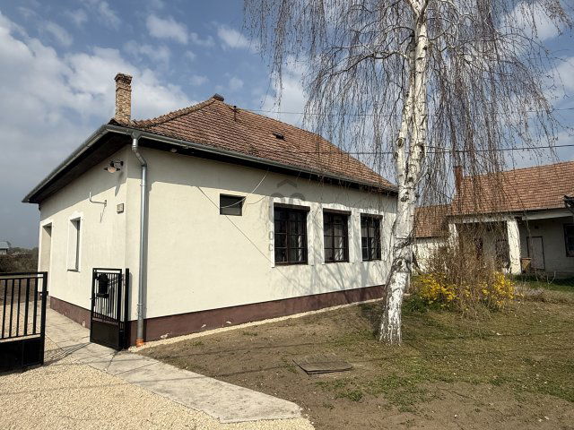 Eladó családi ház, Rábaszentmiklóson 29.99 M Ft, 2 szobás