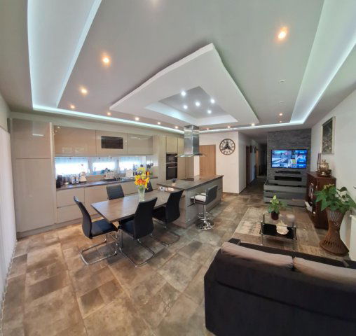 Eladó családi ház, Dunabogdányban 174.9 M Ft, 7 szobás