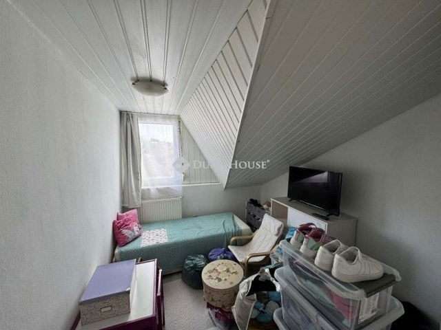 Eladó családi ház, Pécsett 62.5 M Ft, 9 szobás