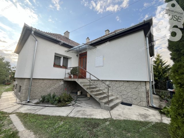 Eladó családi ház, Solton 50 M Ft, 4 szobás