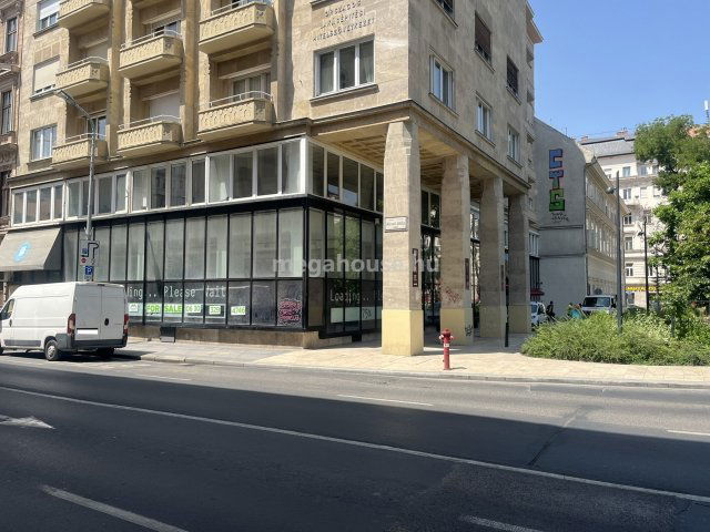 Eladó üzlethelyiség, V. kerületben, József Attila utcában