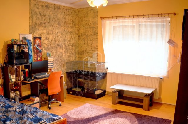 Eladó téglalakás, Veszprémben 99 M Ft, 5 szobás