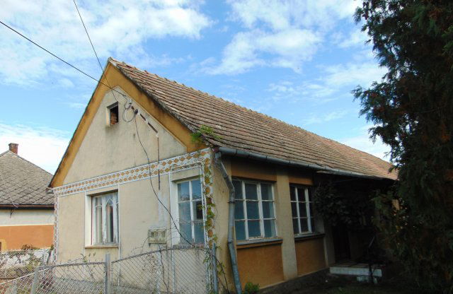 Eladó családi ház, Göllén 5.79 M Ft, 1+1 szobás
