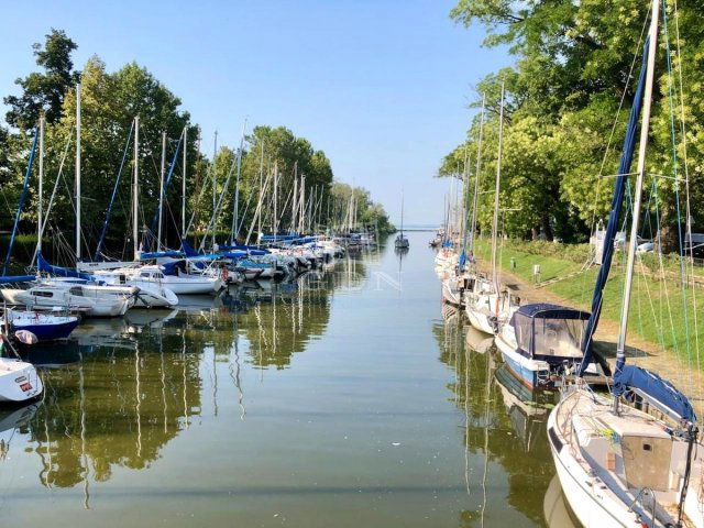 Eladó téglalakás, Balatonmáriafürdőn 116.99 M Ft, 1+2 szobás