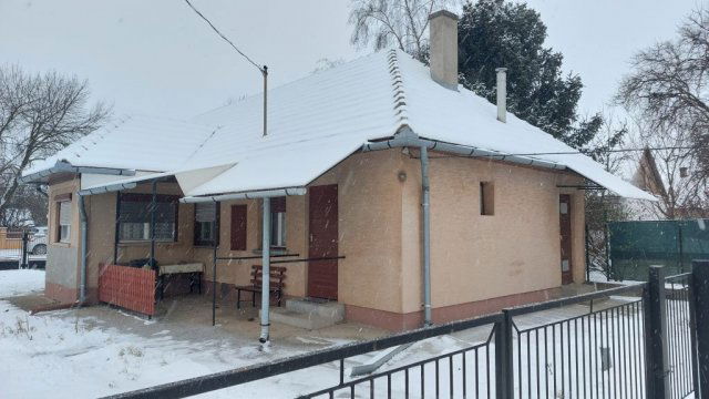 Eladó családi ház, Besnyőn 39.9 M Ft, 1+1 szobás