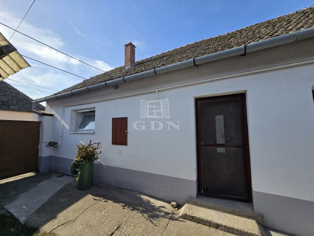 Eladó családi ház, Baján 32 M Ft, 3 szobás