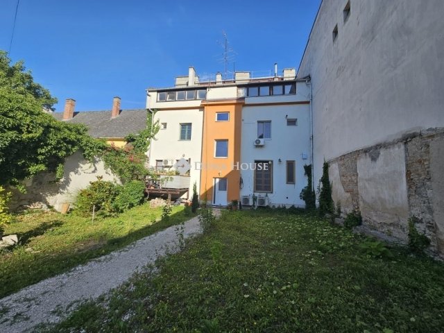 Eladó téglalakás, Esztergomban 72 M Ft, 3 szobás