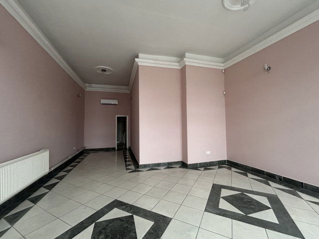 Kiadó üzlethelyiség, Komáromban 220 E Ft / hó