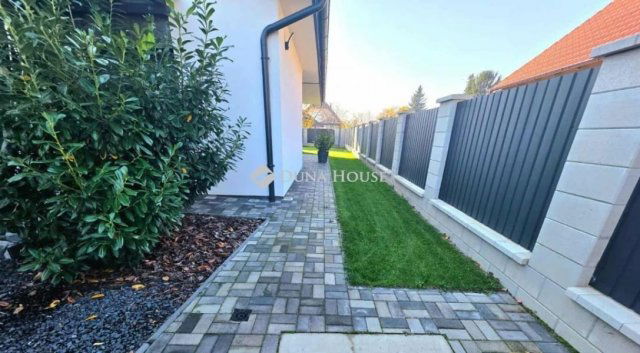 Eladó családi ház, Siófokon 179.9 M Ft, 7 szobás