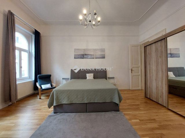 Kiadó téglalakás, albérlet, Budapesten, V. kerületben, 3 szobás