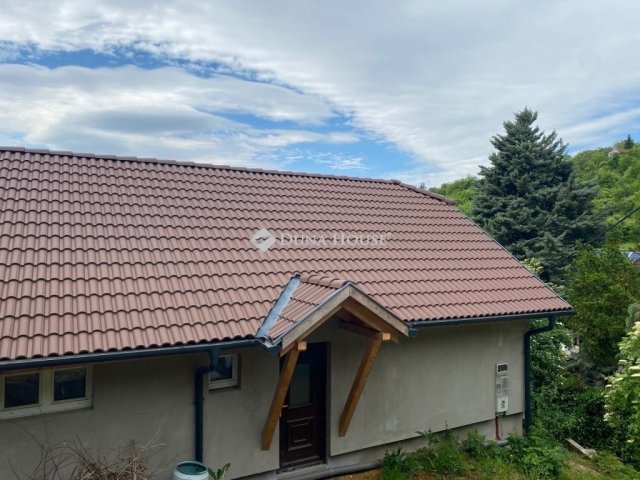 Eladó családi ház, Pécsett 59.99 M Ft, 3 szobás