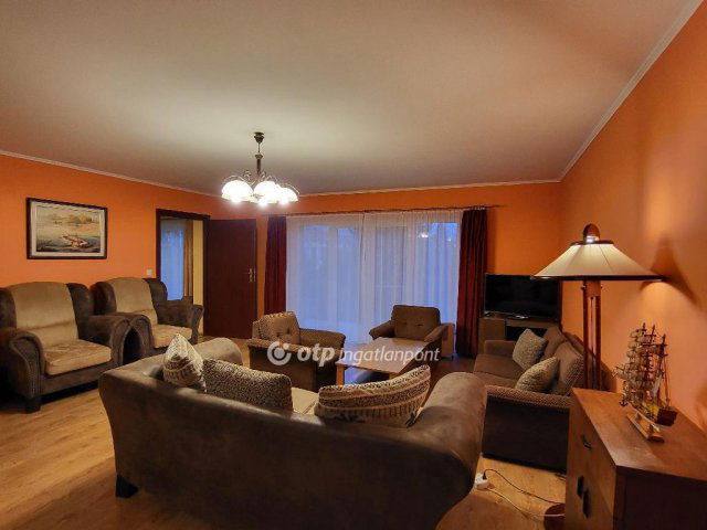 Eladó családi ház, Balatonkenesén 398 M Ft, 11 szobás
