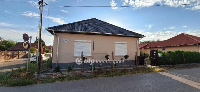 Eladó családi ház, Csengődön 26 M Ft, 2 szobás