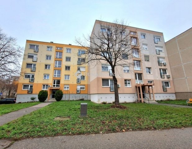 Eladó panellakás, Győrött 44.9 M Ft, 2 szobás