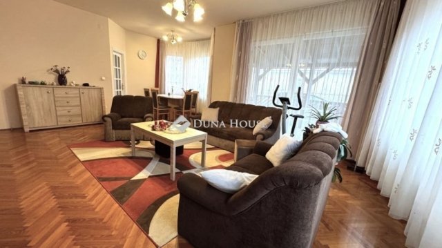 Eladó családi ház, Debrecenben 220 M Ft, 5 szobás