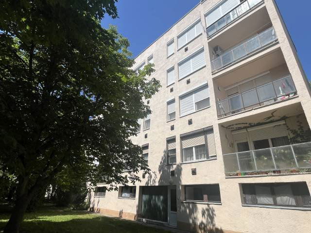 Eladó téglalakás, Pápán 34 M Ft, 2 szobás