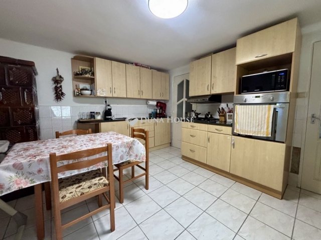 Eladó családi ház, Esztergomban 69.9 M Ft, 2 szobás