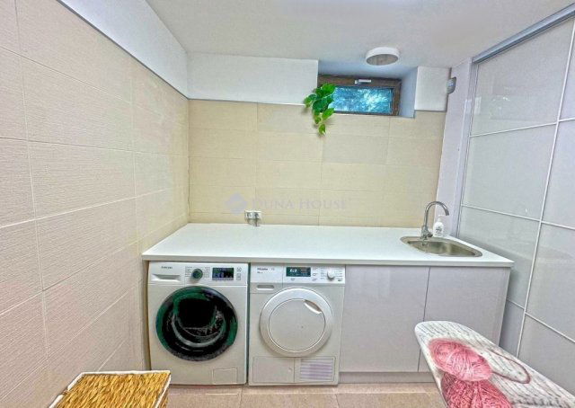Eladó családi ház, Szentendrén 395.9 M Ft, 6 szobás