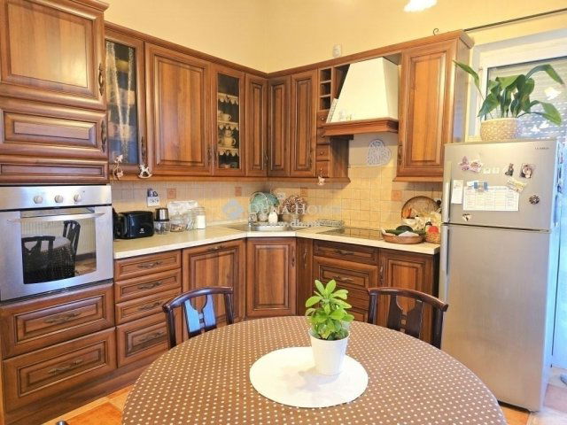 Eladó téglalakás, Pécsett 75 M Ft, 4 szobás