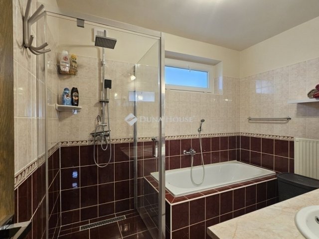 Eladó családi ház, Siklóson 99.9 M Ft, 4 szobás