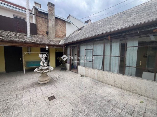 Eladó családi ház, Pécsett 65 M Ft, 4 szobás