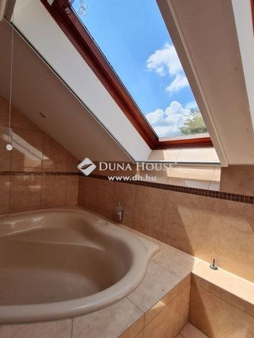 Eladó családi ház, Kesztölcön 135 M Ft, 6 szobás