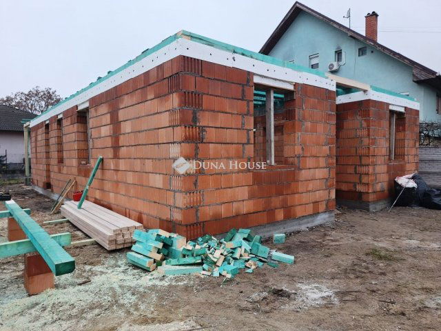 Eladó családi ház, Szigetszentmiklóson 145 M Ft, 5 szobás