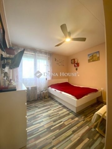 Eladó panellakás, Pécsett 54.9 M Ft, 4 szobás