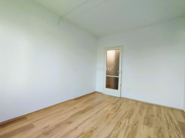 Eladó panellakás, Ajkán 29.9 M Ft, 2 szobás