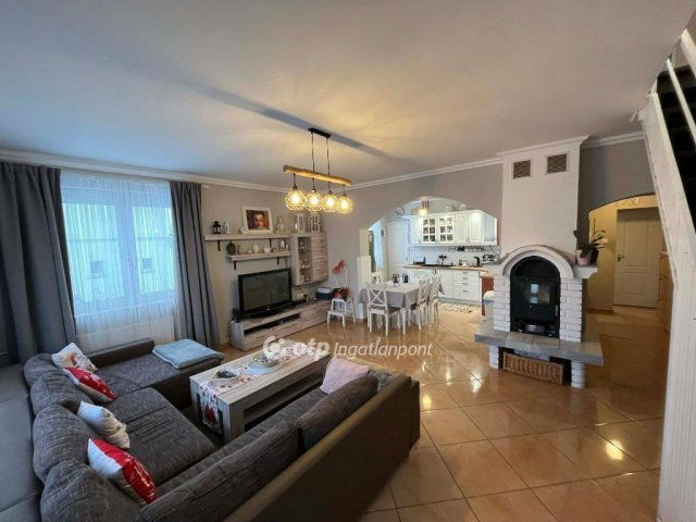 Eladó családi ház, Szigetszentmiklóson 149.9 M Ft, 6+1 szobás