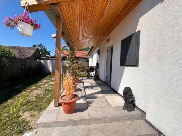 Eladó családi ház, Dunavecsén 31.9 M Ft, 2 szobás