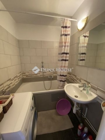 Eladó panellakás, Pécsett 42.4 M Ft, 2 szobás