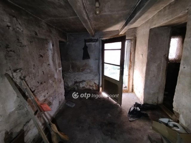 Eladó családi ház, Pécsett 11 M Ft, 3 szobás