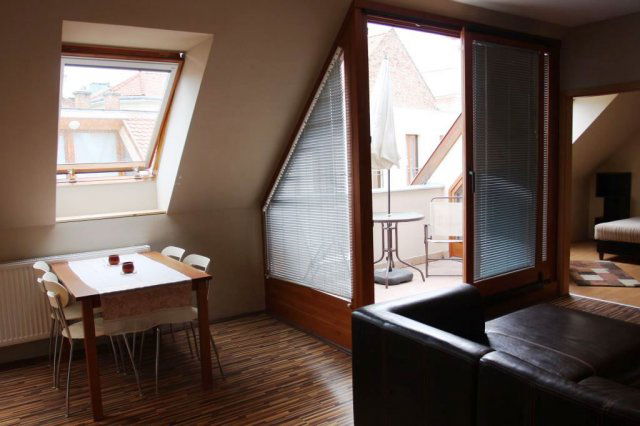 Kiadó téglalakás, albérlet, Pécsett 270 E Ft / hó, 3 szobás