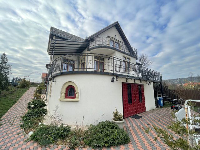 Eladó családi ház, Paloznakon 320 M Ft, 8 szobás