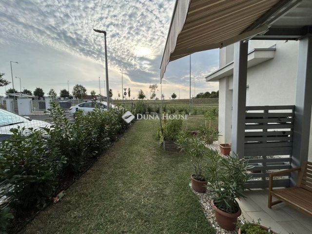 Eladó téglalakás, Pécsett 96.9 M Ft, 4 szobás