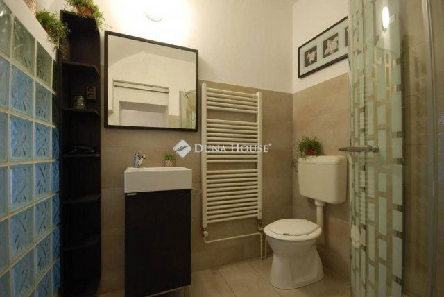 Eladó téglalakás, Budapesten, VI. kerületben 52.5 M Ft, 2 szobás