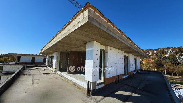 Eladó téglalakás, Balatonalmádiban 381 M Ft, 3 szobás